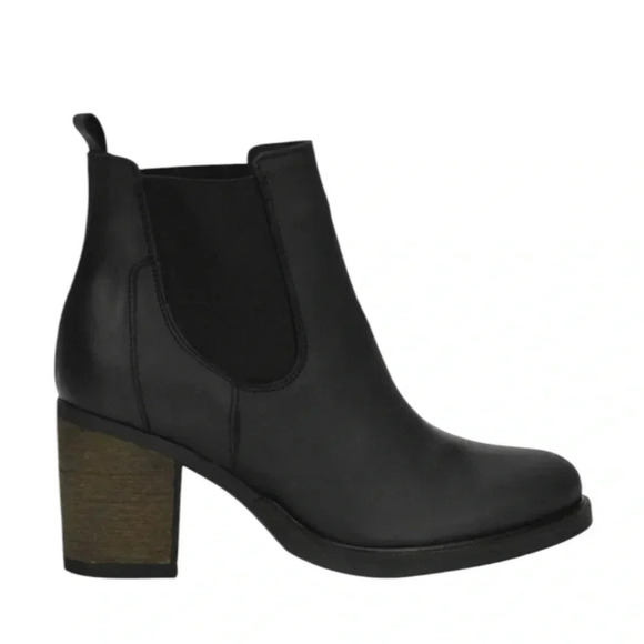 Boots - Picture 3 of 10